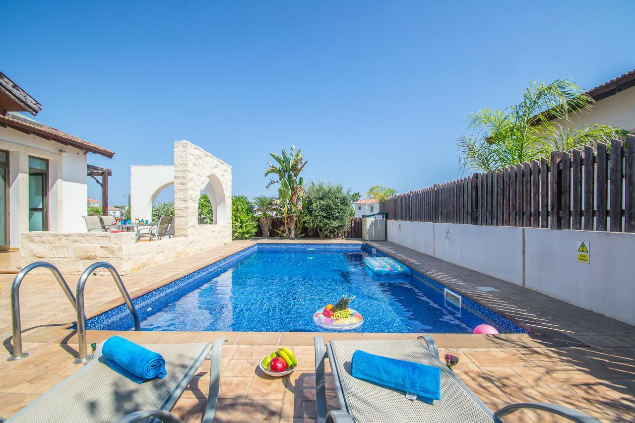 Rada'S Vacation Home Ayía Nápa Extérieur photo